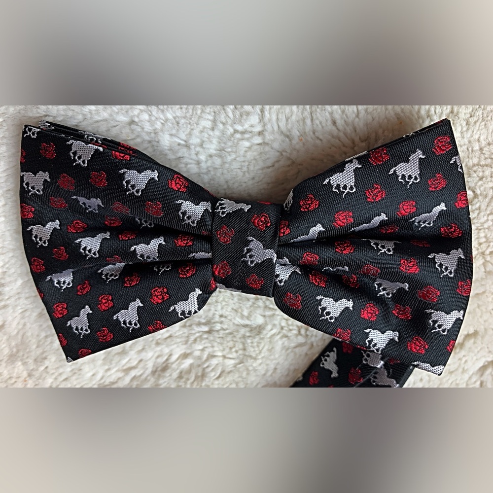 Black and Red Horse Patterned Bow Tie - Picture 3 of 5
